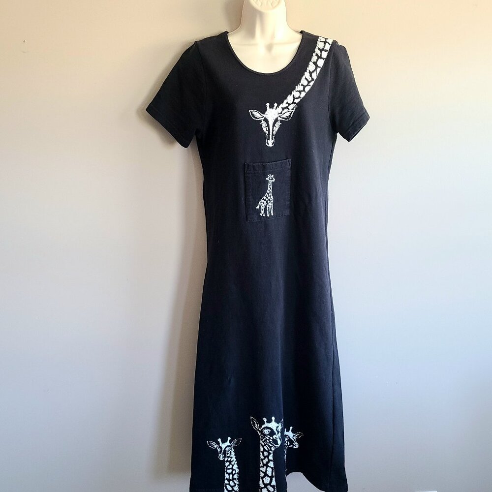 Cite maxi black dress with giraffe images and pocket. Animal print. Lagenlook